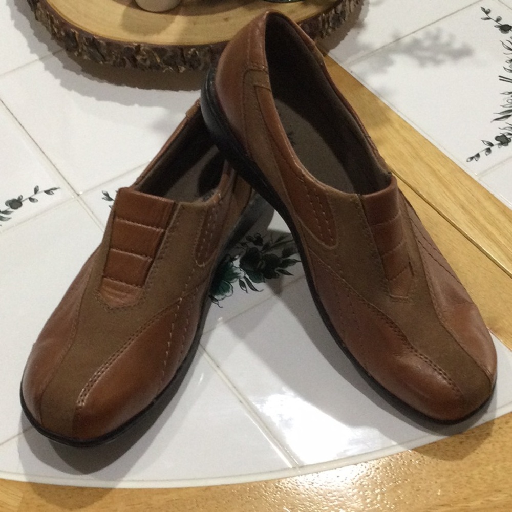 Clarks bendable brown shoes